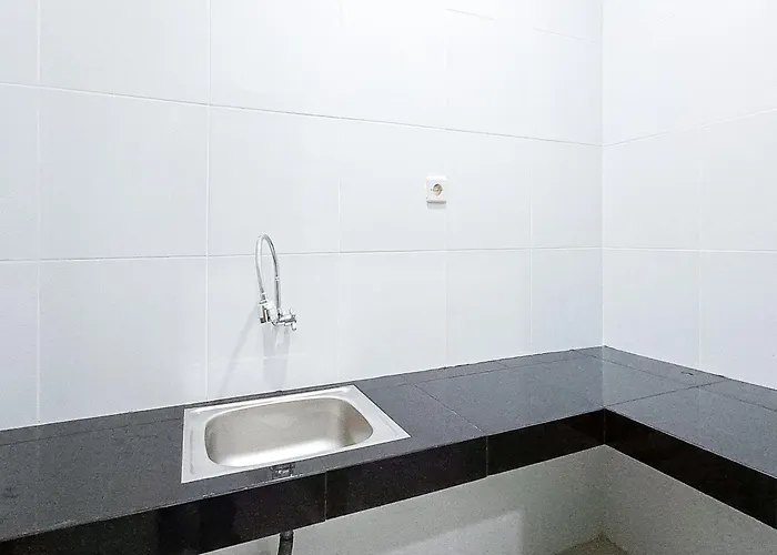 Widi Near Gwk Mitra Reddoorz Hotel 2*